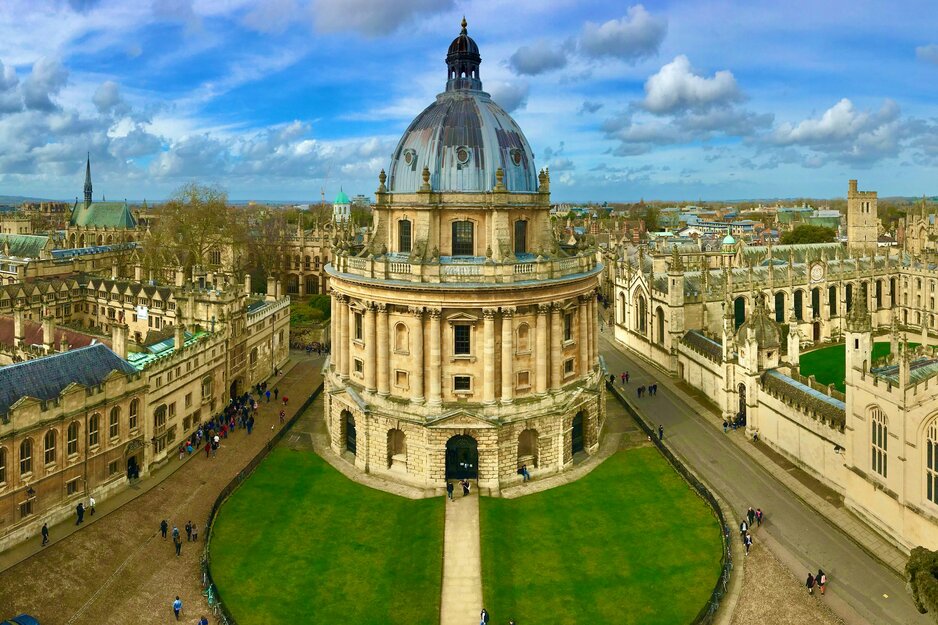 Blick von Oben über das Gelände der Universitätsstadt Oxford | © Unsplash