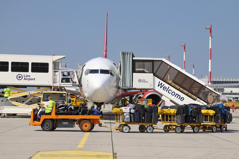 Abfertigung der Corendon Maschine mit Fahrzeugen | © Linz Airport