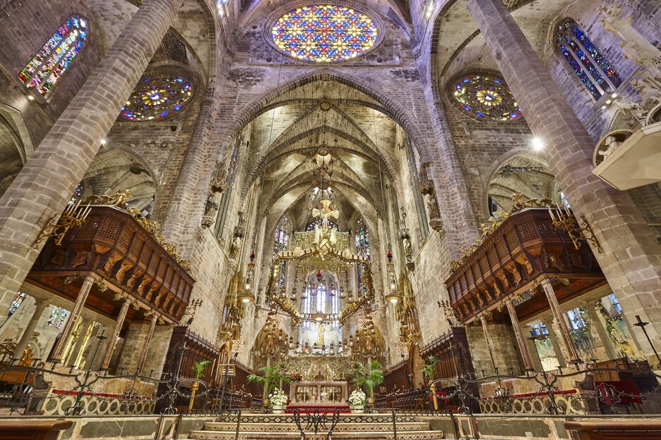 Apsis und Rosettenfenster im Inneren der Kathedrale von Palma | © Envato
