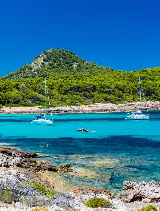 Segelboote in der türkisblauen Bucht von Agulla | © Envato Elements