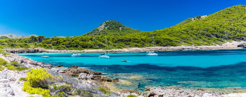 Segelboote in der türkisblauen Bucht von Agulla | © Envato Elements