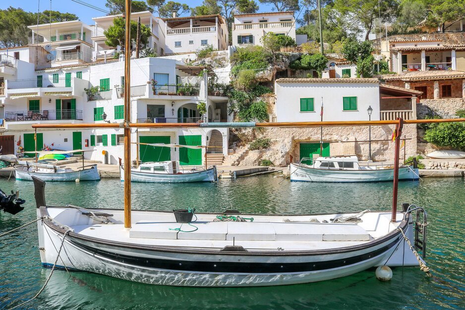 Fischerboot für weißen Häusern im kleinen Hafen von Figuera | © Pixabay