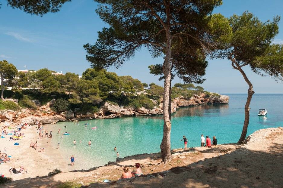 Kleine Bucht von Cala d`Or mit Badenden | © Envato Elements