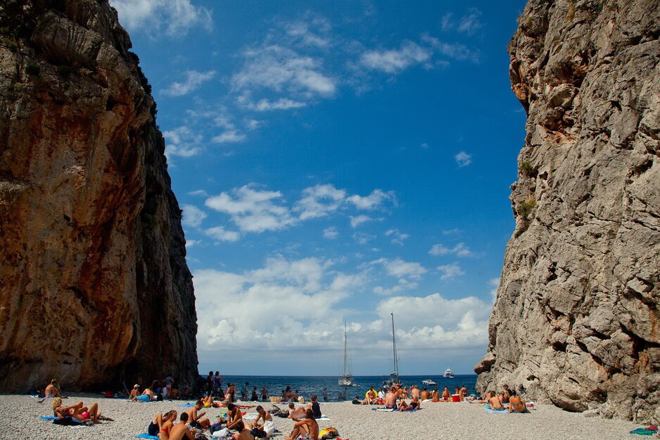 Badende Touristen auf schmalem Strand zwischen Felsbergen Cap Formentor | © Pixabay