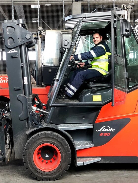 Mitarbeiter Frachtlager im Stapler | © Linz Airport