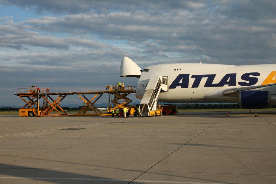 Frachtflugzeug der Atlas Air mit geöffneter Nase und Highloader | © Linz Airport