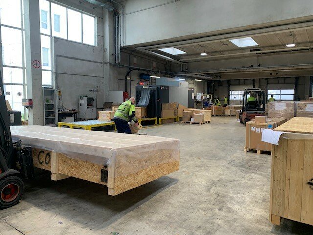Mitarbeiter fertigt Holzkisten | © Linz Airport