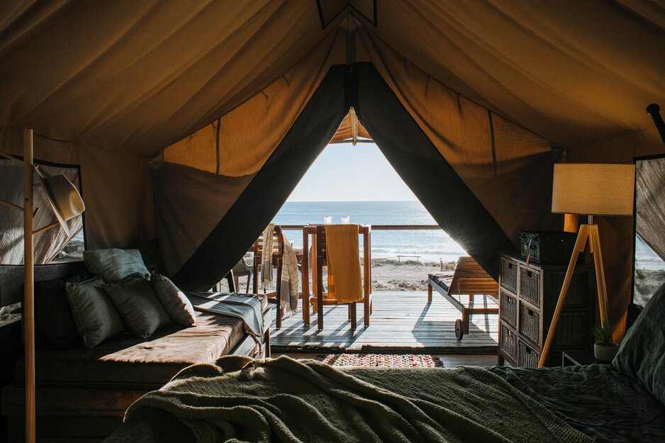 Sicht aus dem Inneren eines Zeltes auf den Strand | © Pexels