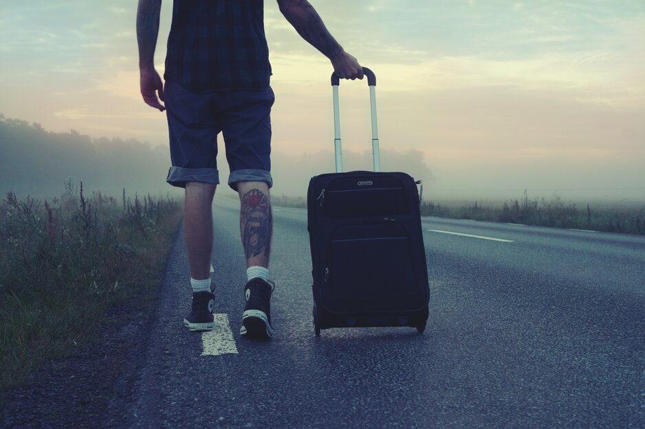Mann mit Koffer auf Landstraße | © Pexels