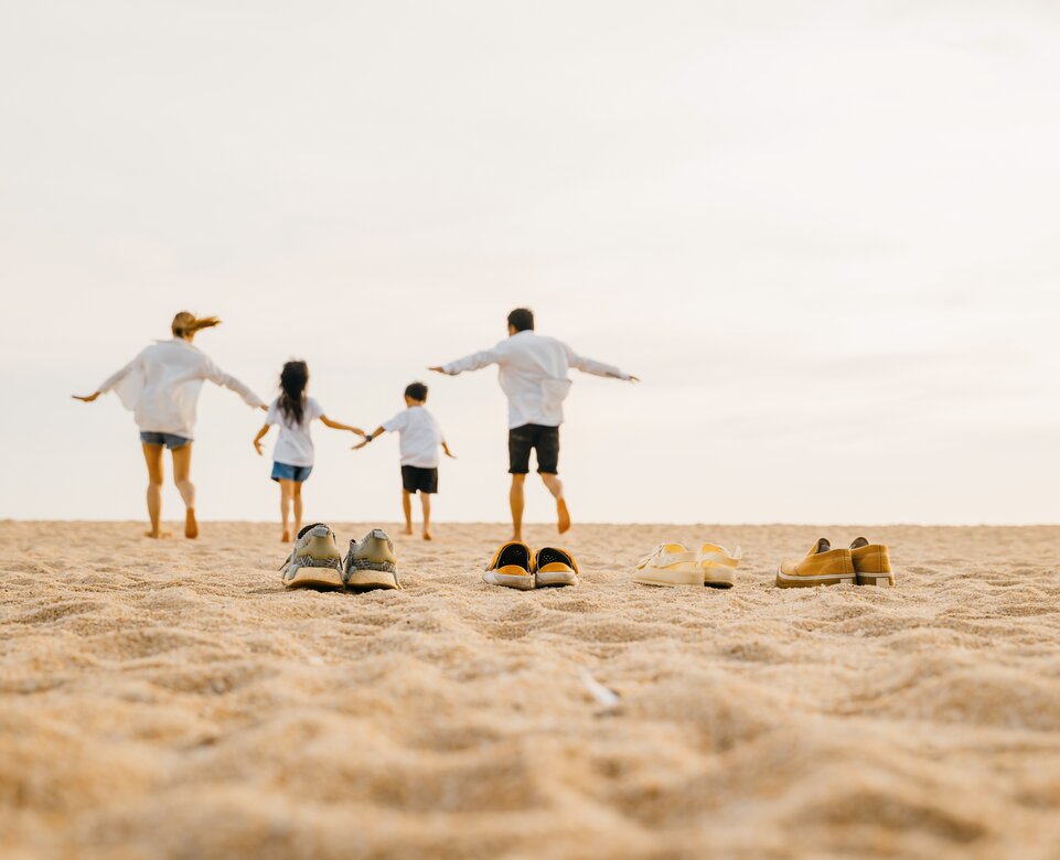 Familie von hinten am Strand | © Envato Elements