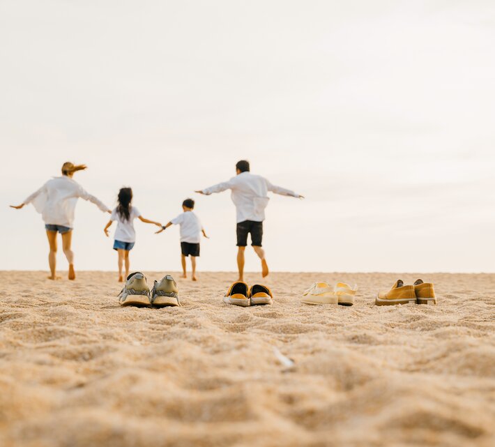 Familie von hinten am Strand | © Envato Elements