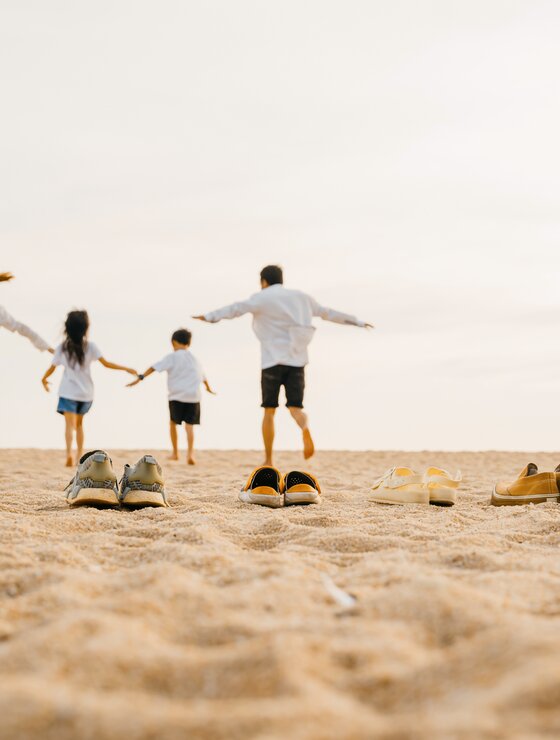 Familie von hinten am Strand | © Envato Elements