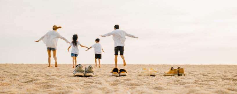 Familie von hinten am Strand | © Envato Elements
