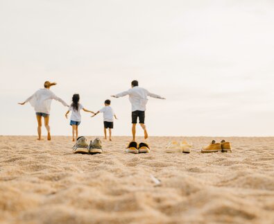 Familie von hinten am Strand | © Envato Elements