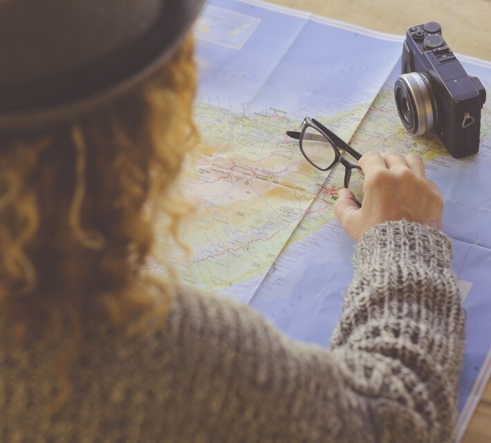 Frau mit Landkarte | © Envato Elements