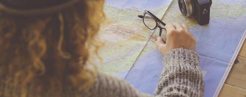 Frau mit Landkarte | © Envato Elements