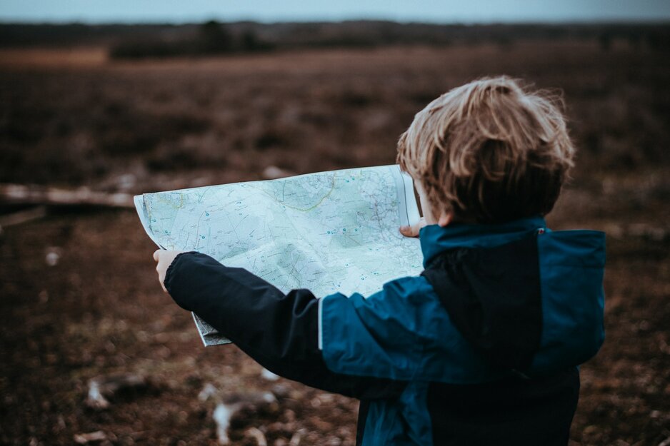 kleiner Junge mit Landkarte | © Anni Spratt unsplash