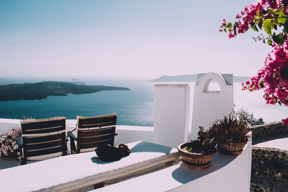 Blick vom Balkon eines griechischen Hauses aufs Meer | © unsplash