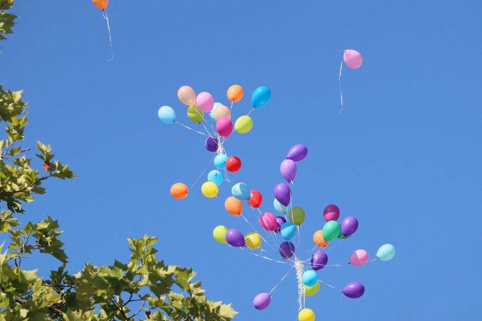 Gruppe bunter Luftballons am Himmel | © unsplash