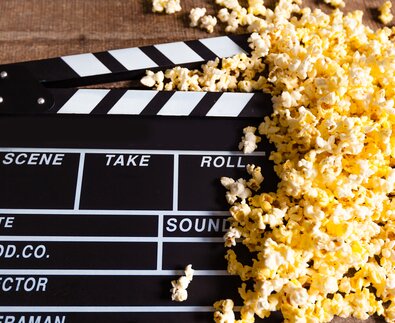 Filmklappe und Popcorn | © Envato