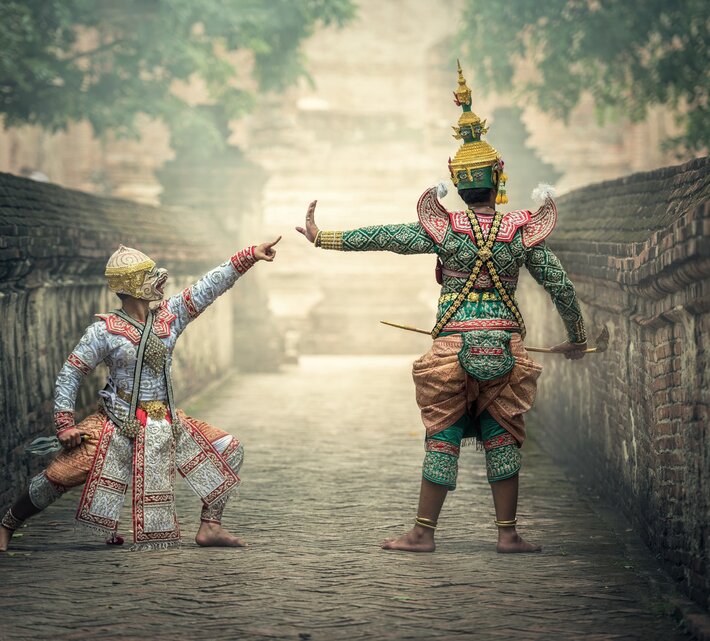 Zwei Kämpfer in indonesischer Tracht in Gasse | © Pexels
