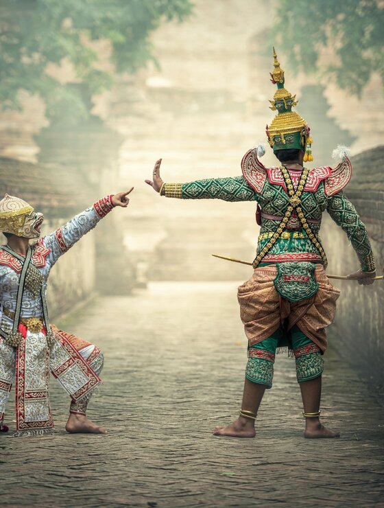 Zwei Kämpfer in indonesischer Tracht in Gasse | © Pexels
