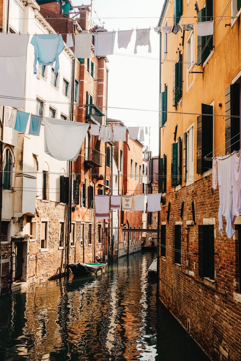 Wäscheleine über Gasse | © Cristina Gottardi Unsplash