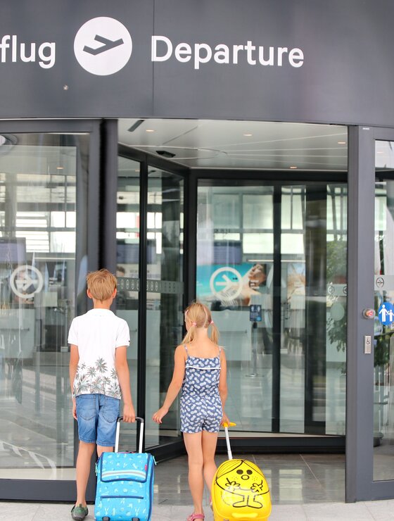Kinder vor der Abflughalle | © Linz Airport