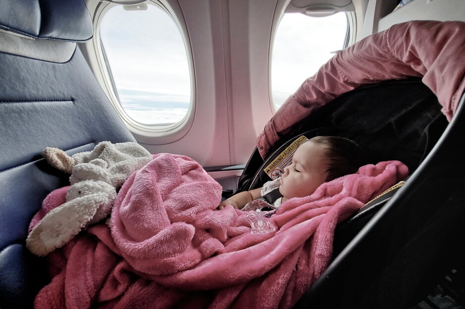 Baby in Maxicosi im Flugzeug | © envato elements