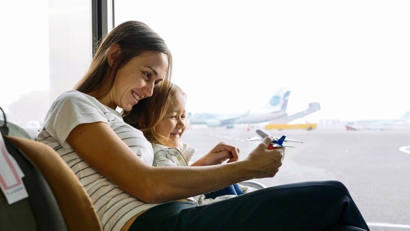 Frau mit Kind im Wartebereich Flughafen | © envato elements