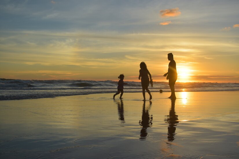 Abendstimmung, Familie am Strand | © unsplash