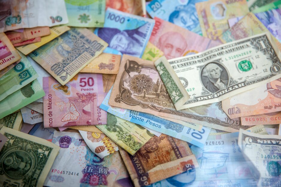 Diverse ausländische Geldscheine | © Unsplash