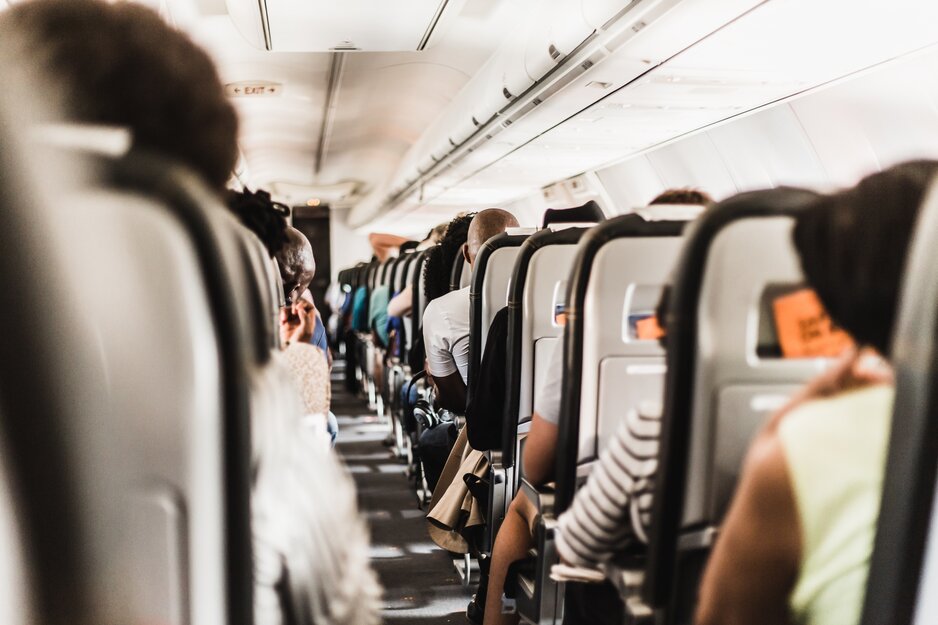 Sitzreihen im Flugzeug | © Unsplash