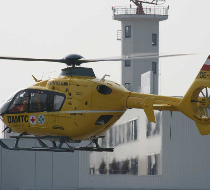 Rettungshubschrauber Christophorus 10 beim Start vor Radarturm | © Linz Airport