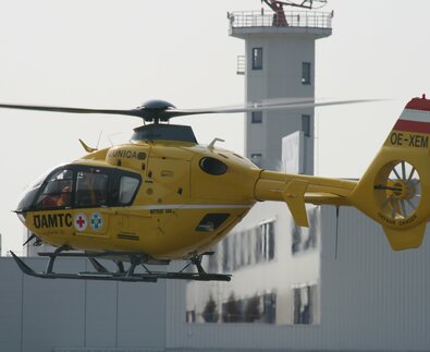 Rettungshubschrauber Christophorus 10 beim Start vor Radarturm | © Linz Airport