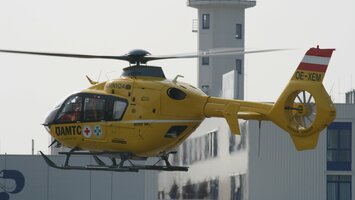 Rettungshubschrauber Christophorus 10 beim Start vor Radarturm | © Linz Airport