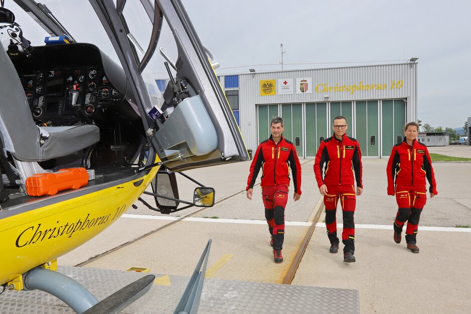 Crew des Rettungshubschrauber Christophorus 10 am Weg zum Hubschrauber | © Linz Airport