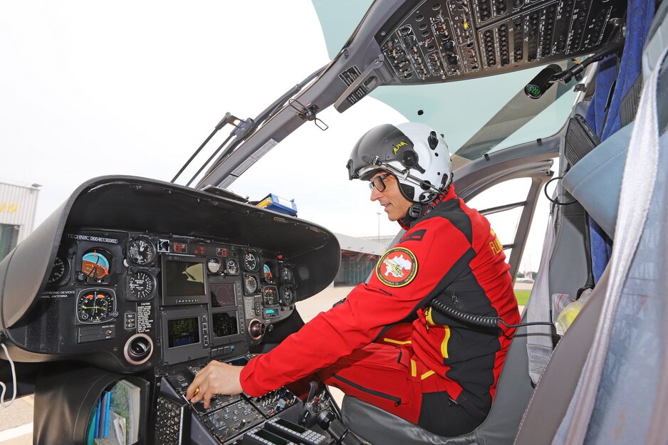 Pilot des Rettungshubschrauber Christophorus 10 im Cockpit | © Linz Airport