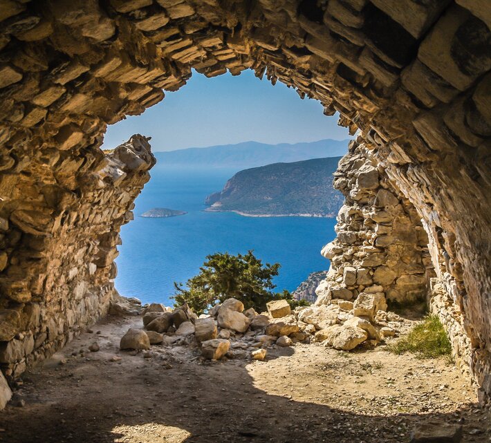 Blick durch Steinhöhle auf Rhodos Stadt | © Envato elements