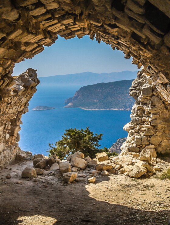Blick durch Steinhöhle auf Rhodos Stadt | © Envato elements