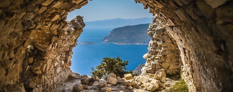 Blick durch Steinhöhle auf Rhodos Stadt | © Envato elements