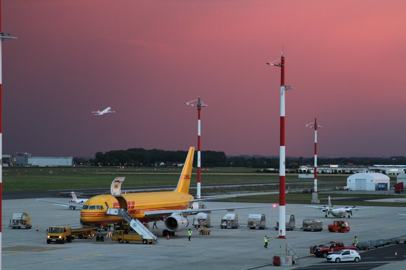 Frachtflugzeug beim Beladen, Gewitterstimmung im Hintergrund | © Linz Airport