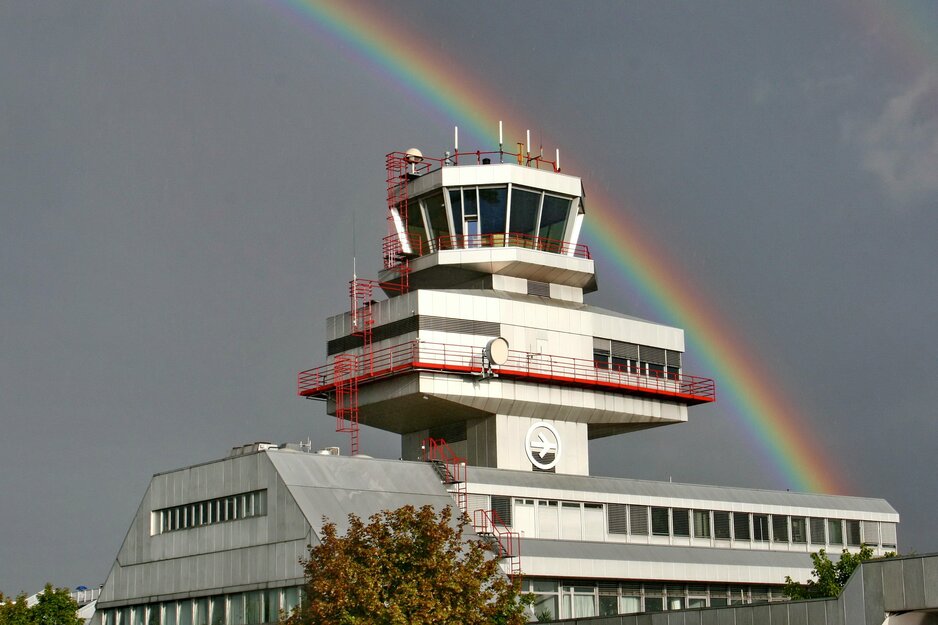 Tower mit Regenbogen | © Linz Airport