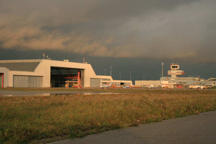 Flughafengebäude luftseitig, Gewitterstimmung | © Linz Airport