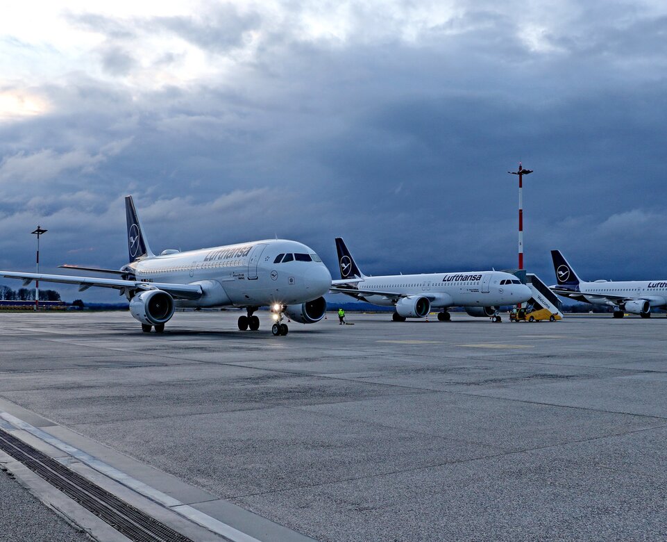 Drei Lufthansa Maschinen am Vorfeld, Gewitterstimmung im Hintergrund | © Linz Airport