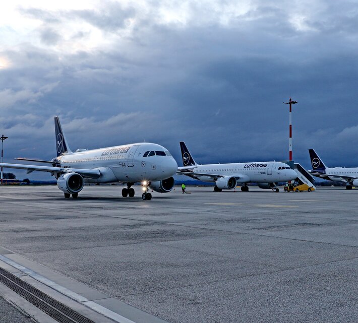 Drei Lufthansa Maschinen am Vorfeld, Gewitterstimmung im Hintergrund | © Linz Airport