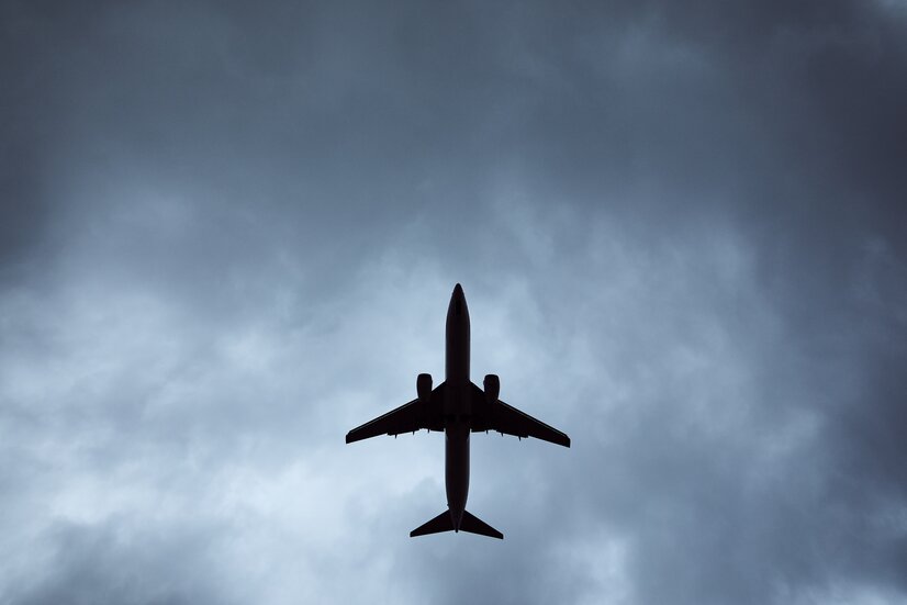 Silhouette eines Flugzeuges im Sturm | © envato