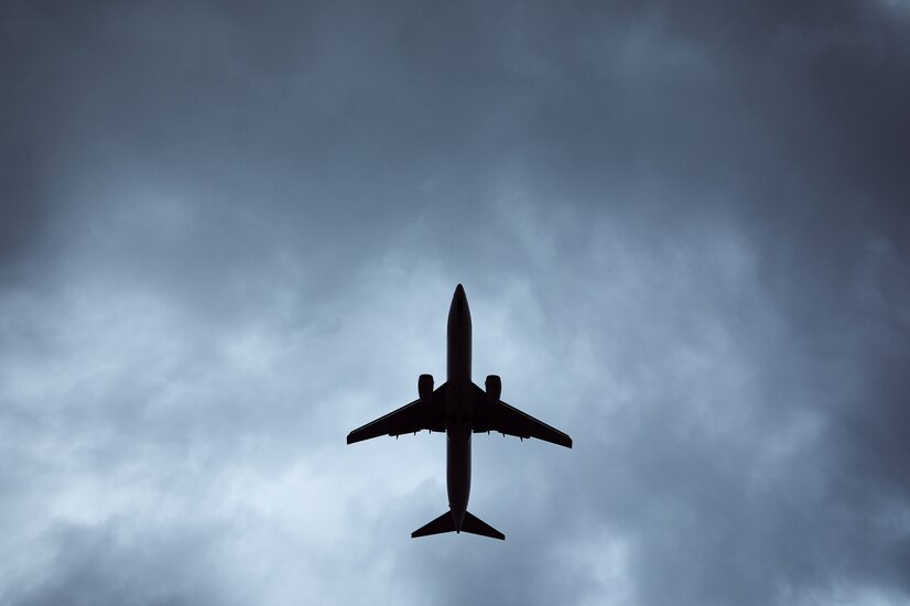 Silhouette eines Flugzeuges im Sturm | © envato Silhouette eines Flugzeuges im Sturm | © envato