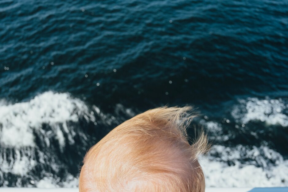 Kind blickt auf Wellen | © Unsplash