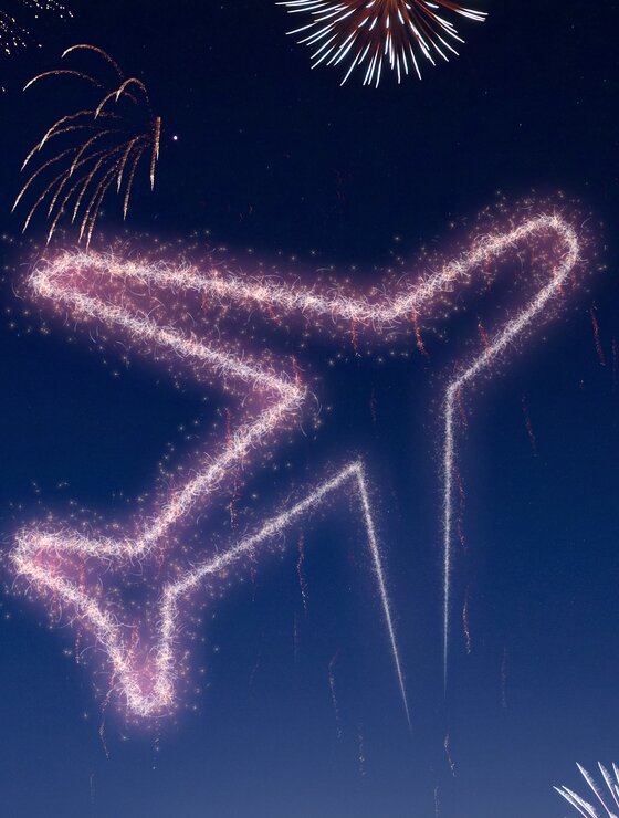 Feuerwerk und stilisiertes Flugzeug am Himmel | © Adobe Stock